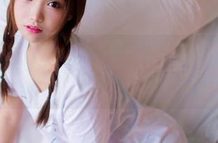 GIRLT果团网 – 跟随莫雅琪的红裙套图,仿佛进入了一个闪闪发光的梦境!