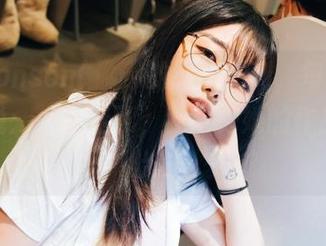 又是Sonson(손손)的制服系列，每次都让人想说：太会选了，我得把她的作品分享出去！