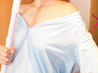 UGirls尤果网 – 当美脚遇上于梓馨：图集里的微妙瞬间