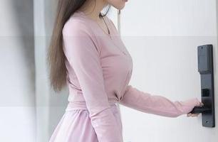 Xiuren秀人网 – 当Jennifer小若化身秘书，套图分享让你工作不再单调！