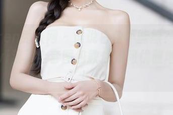 Xiuren秀人网 – 谁说白色不能撩？吃白菜的vi菜菜全套图包教你如何优雅地撒娇！