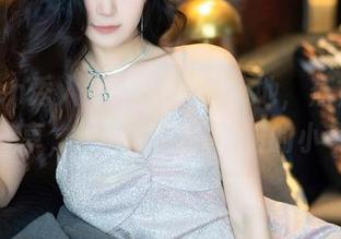 Xiuren秀人网 – 裸足与草地，燕甘甘的原图分享，给人一种说不出的小幸福。