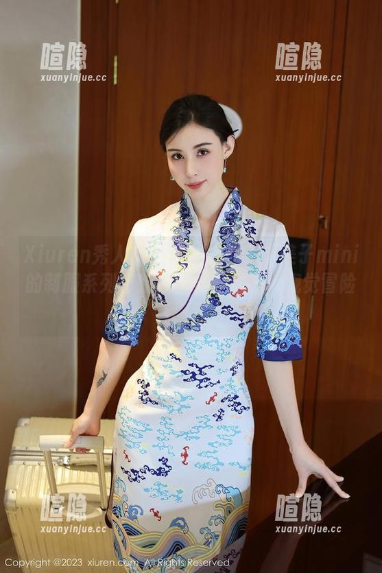Xiuren秀人网 - 让我们追随糯美子mini的制服系列最新套图，开启一场视觉冒险！
