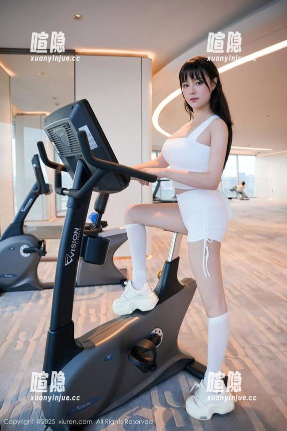 Xiuren秀人网-糯美子nini Xiuren秀人网 - 无圣光的糯美子nini运动合集:难道减肥只靠看图?咳咳,继续打着饮料的主意