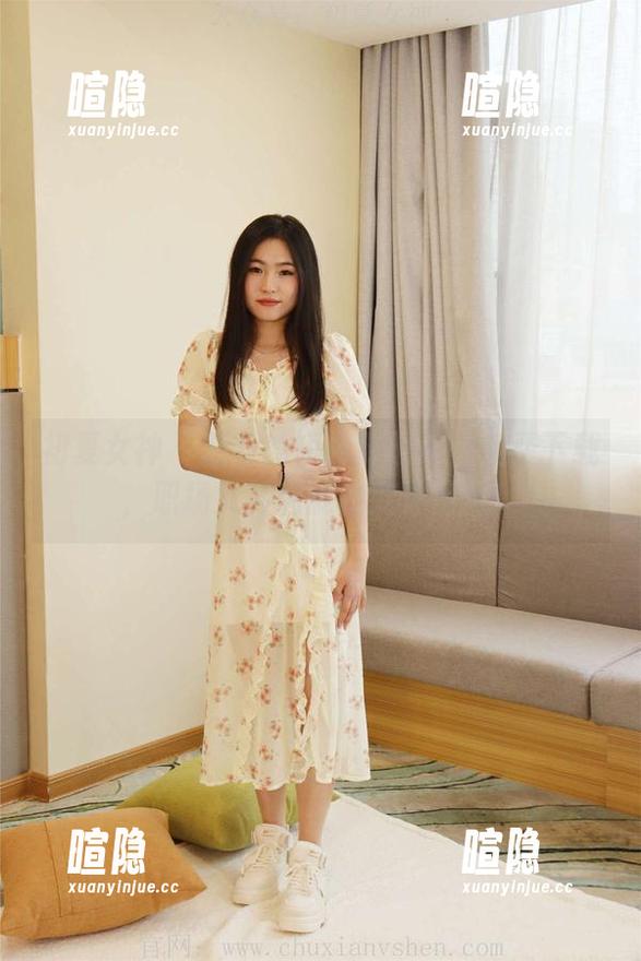 初夏女神-双双 初夏女神 - 双双的短裤时刻——免费下载,职场女神也能秒变休闲风!