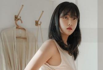白裙与宋哈娜的奇妙冒险:美图中的幽默时刻!