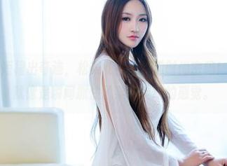 推女郎 – “短裙出奇迹,松果儿在线传递时尚密码!”这原图,就像是瞬间抓住了某种灵动的感觉。