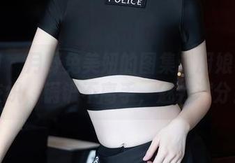 秀人网 – 月野兔美妞的图集：厨娘与时尚交织，锅铲不离手，魅力满分！