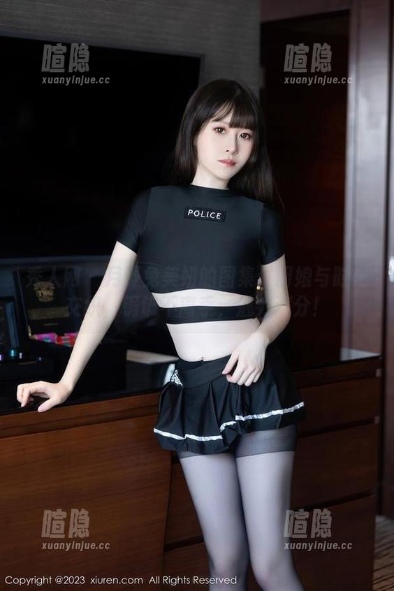 秀人网 - 月野兔美妞的图集：厨娘与时尚交织，锅铲不离手，魅力满分！