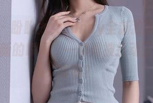 秀人网 – 盼盼龙女sunny全新独家吊带合集：更新的瞬间，一瞬间被打动了，有点暧昧？