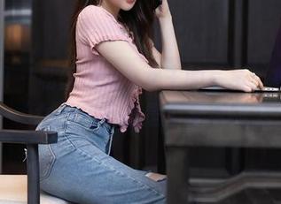 秀人网 – 私语baby女王的写真:在这里,‘女王’不再是个抽象概念!