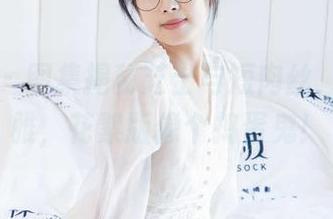 袜啵啵 – 图集揭秘芝士与短肉丝，原图优雅，花絮版像个捣蛋鬼！