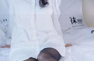 袜啵啵 – 一聊到苏苏的全套写真和肉丝,话题又偏了……好像再聊就要脸红了?