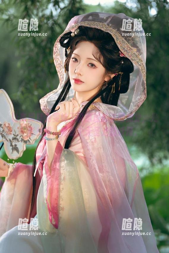 让高跟鞋为雯妹不讲道理的美图加分，光影交错，真是个无圣光的妖精。