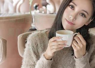青豆客 – 最新图集:徐妍馨Mandy水手服演绎,真的能让人相信海浪也会变得“心动”吗?