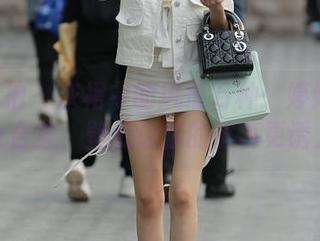 魔镜街拍 – 灰裙中的风情万种:婷婷的OL美女合集,壁纸让你的屏幕更诱人!