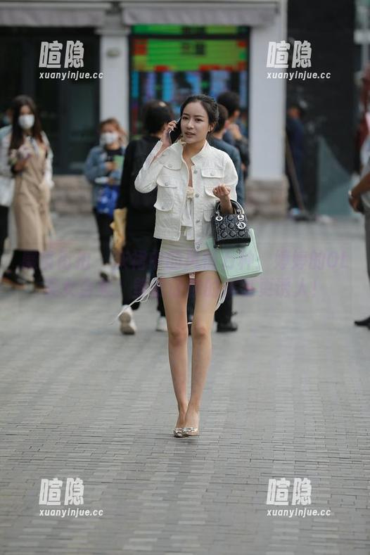 魔镜街拍-婷婷 魔镜街拍 - 灰裙中的风情万种:婷婷的OL美女合集,壁纸让你的屏幕更诱人!