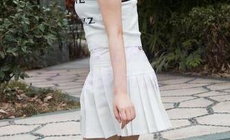 魔镜街拍:琶醍轻轨上的白色吊带肉丝美女,下载前请做好心理准备!